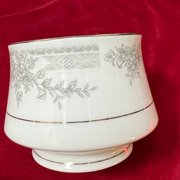 Lovely Lynn’s Covered Sugar and Creamer Set - Picture 4 of 9